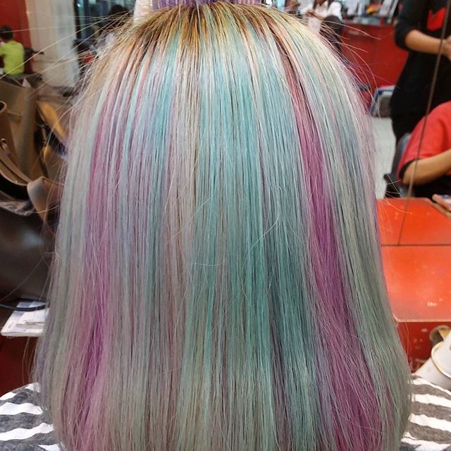 Berikut merupakan contoh Rainbow Hair Coloring by Dido Salon Jakarta. Trend gaya rambut terbaru wantia, salah satunya adalah rainbow hair